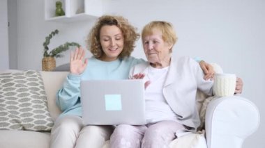 Aile, Teknoloji ve İnsanlar Mutlu Gülümseyen torun ve büyükannenin bilgisayarda video konferansı yaptığını düşünüyor..