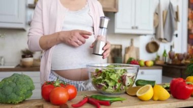 Hamilelik sırasındaki tuzların zararlı etkileri. Hamile Kadın Salata Yaparken Tuzu Reddetti.