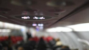 Uçak kabininde sigara izi ve emniyet kemeri işareti yok