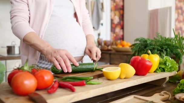 Schwangere bereitet frischen grünen Salat in der Küche zu. Konzept für gesunde Schwangerschaft. — Stockvideo