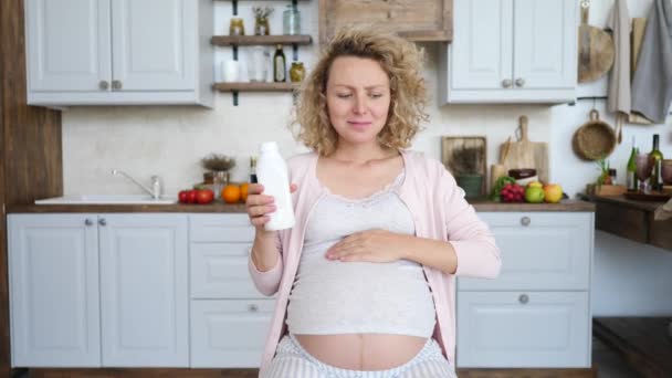 Zwangere vrouw neemt medicijnen tegen brandend maagzuur — Stockvideo