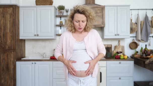 Zwangere vrouw lijdt aan buikpijn thuis — Stockvideo