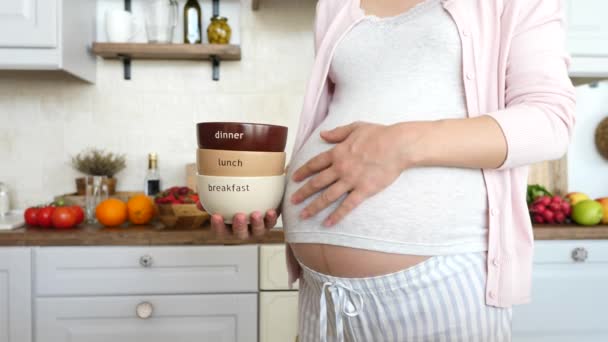 Menetrend napi étkezések a terhesség alatt. Egészséges Étkezési Terv. Terhes nő a konyhában. — Stock videók
