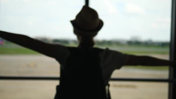 Mulher turista espalhando braços no aeroporto observando avião decolar — Vídeo de Stock