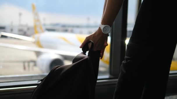 Женщина-туристка с рюкзаком готова к полету в аэропорту — стоковое видео