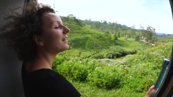 Νεαρή γυναίκα ταξιδιώτη που ταξιδεύουν με τρένο Απολαμβάνοντας τσάι Plantation View — Αρχείο Βίντεο