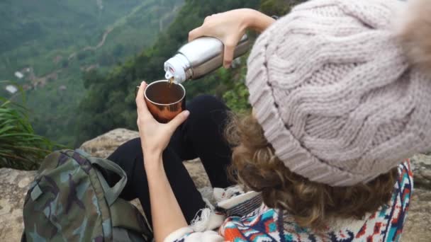Escursionista Sport Donna seduta sulla cima della montagna e versando tè caldo — Video Stock