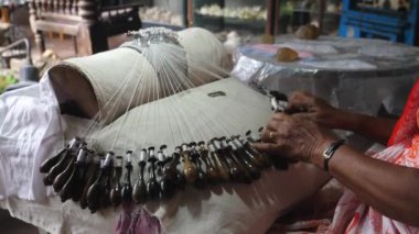 Sri Lanka 'da kadın el örgüsü örüyor. Eski Dokuma.