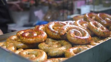 Izgara sosis. Sokak Fast Food Açık Hava Yemekleri.