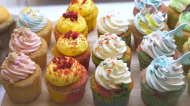 Fırında Renkli Kekler Gösterimde