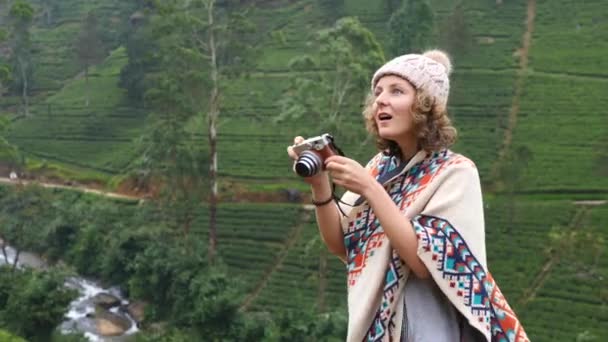 Vrouwelijke toerist neemt een foto met camera op Tea Plantation — Stockvideo
