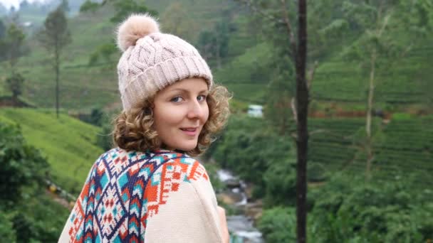 Jovem mulher sorridente desfrutando da natureza viajando nas montanhas — Vídeo de Stock