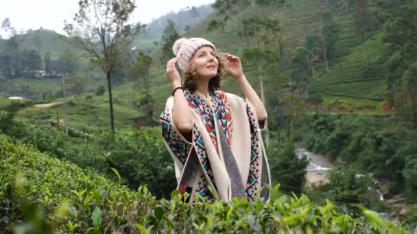 Щаслива жінка подорожує зеленими горами — стокове відео