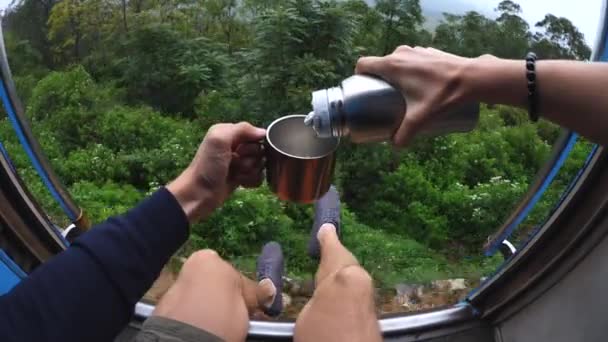 Hombre viajero vertiendo té desde el termo viajando en tren — Vídeos de Stock