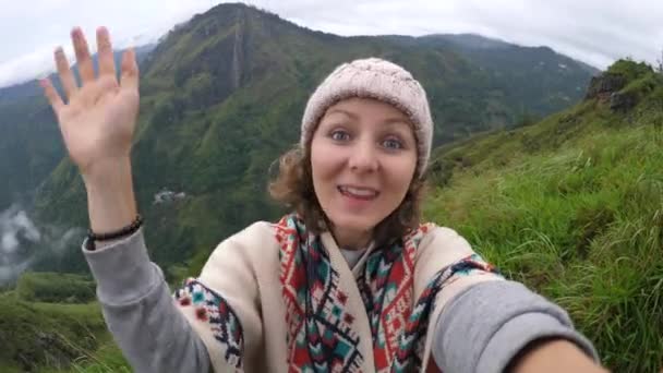 Młoda kobieta podróżnik biorąc Selfie na szczycie góry — Wideo stockowe