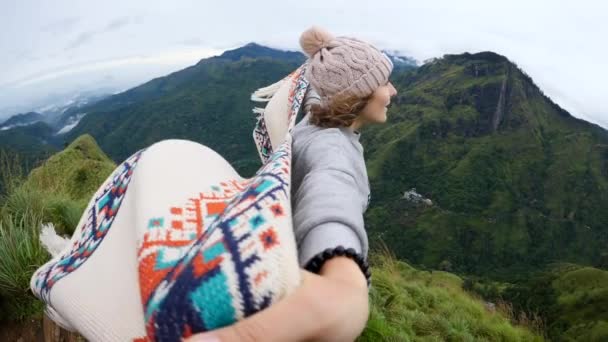 Mulher caminhante inspiradora no poncho em pé no topo com os braços estendidos — Vídeo de Stock