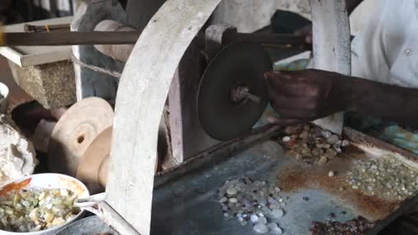 Manos masculinas cortando y puliendo una piedra preciosa en forma antigua en tela de gema — Vídeos de Stock