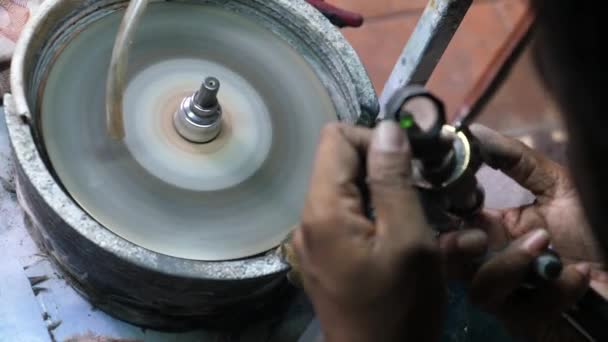 Craftsman toont oude techniek van Gem snijden en facetten — Stockvideo