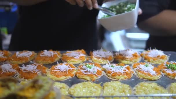 Crêpe de noix de coco croustillante thaïlandaise à l'oeuf, Dessert traditionnel, Street Food — Video