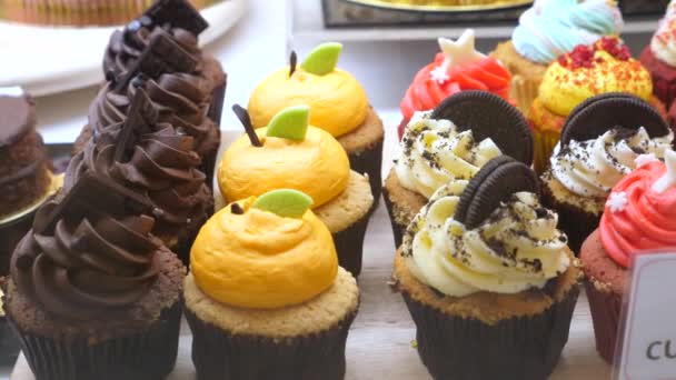 Nahaufnahme von Cupcakes in der Bäckerei — Stockvideo