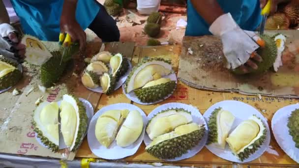 Mężczyźni cięcia owoców durian — Wideo stockowe