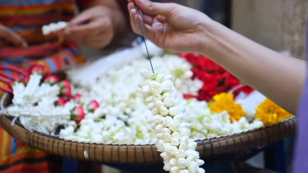 Ázsiai nők keze, akik virágokat csinálnak a vallásos imádatért — Stock videók