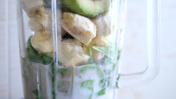 Green Smoothie maken in een blender. Gezond eten. — Stockvideo