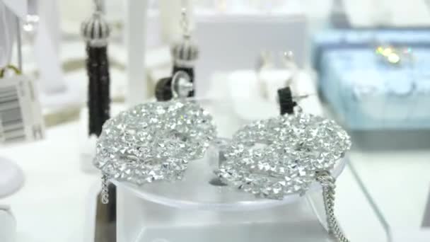 Diamanten sieraden in het venster weer te geven — Stockvideo