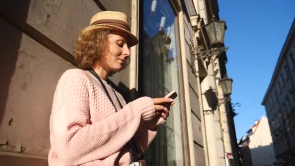 Touriste féminine utilisant le téléphone portable visites dans la rue de la ville — Video