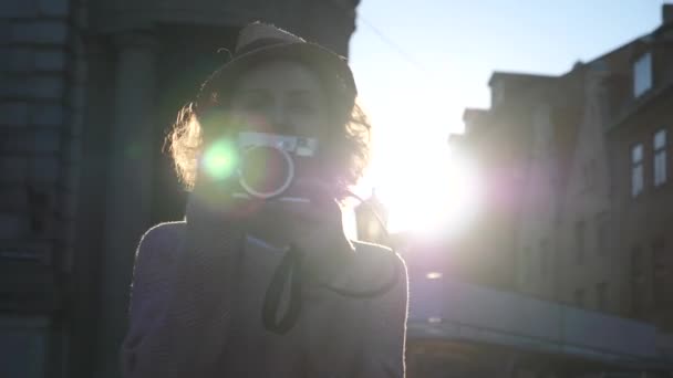 Vrouw toerist neemt foto 's met stijlvolle Retro camera op vakantie — Stockvideo