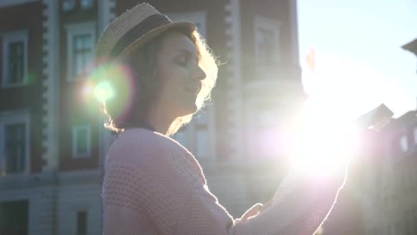 Turismo Feminino Explorando Nova Cidade. Mulher com mapa ao pôr do sol . — Vídeo de Stock