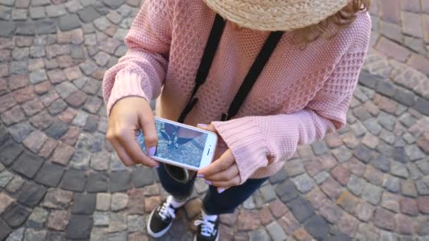 Genç bayan turist akıllı telefonlu ayakların fotoğrafını çekiyor. Avrupa 'da Tatil. — Stok video