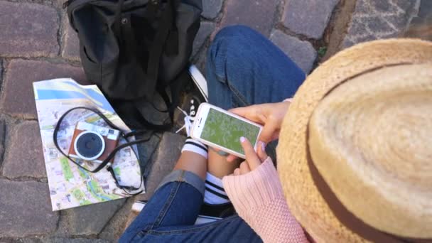 Turista lány használata Térkép Utazási alkalmazás Smartphone — Stock videók