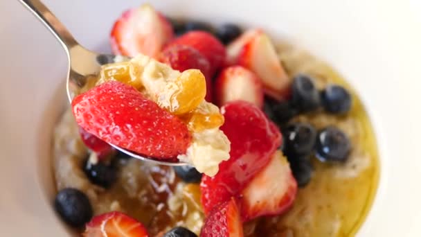 Gachas de avena con leche de almendras veganas con bayas para el desayuno . — Vídeos de Stock