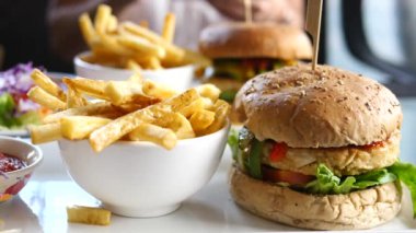 Restoranda Patates Kızartmalı Vegan Burger 'in Kapanışı.