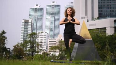 Park In City 'de Yoga Yapan Kadın