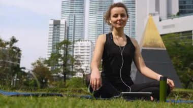 Huzurlu Kadın Park 'ta Kulaklıkla Yoga Yapıyor.