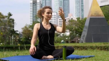 İnsan Gözü Tanıma Tarayıcı Kavramı. Telefonda Yüz Kimliği Kullanan Spor Kadını.