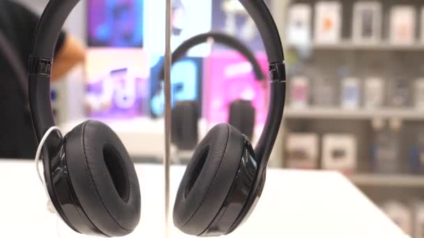 Auriculares desembolsados en tienda. Primer plano. . — Vídeos de Stock