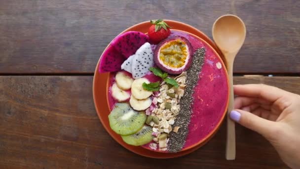 健康早餐。 生鲜水果及超级食物的冰沙碗 — 图库视频影像