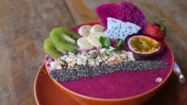 Primer plano del Smoothie Bowl. Estilo de vida saludable y concepto de dieta . — Vídeo de stock