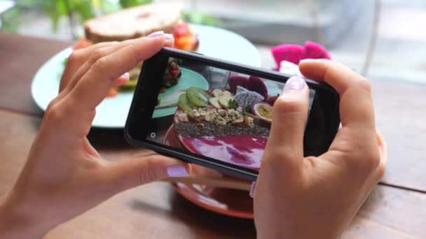 Mãos de mulher tirando foto da tigela de smoothie usando Smartphone . — Vídeo de Stock
