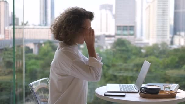 Молода бізнес жінка з ноутбуком на кавовій перерві — стокове відео