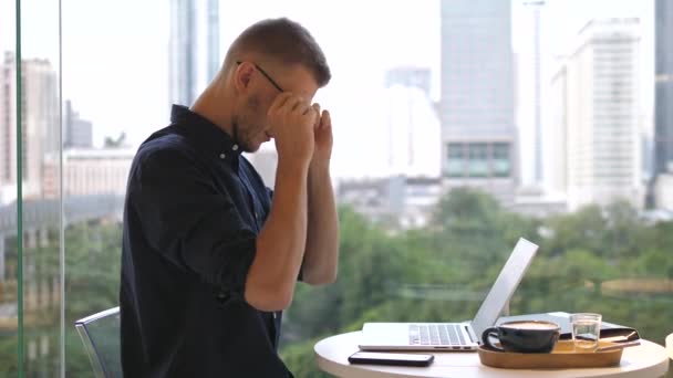 직장 동료들의 노트북에서 일하는 젊은 프리랜서 남자 — 비디오