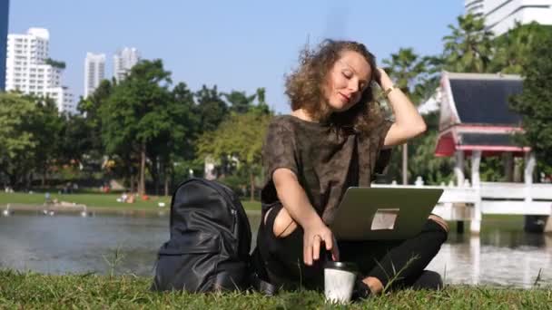 Remote Freelance Work Concept. Mujer con ordenador portátil al aire libre . — Vídeos de Stock