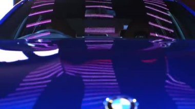 Otomobil Fuarında Gösterilen Aydınlatılmış Bmw Arabasının Kapanışı.