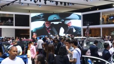 Müşteriler otomobil fuarında araba alışverişi yapıyor. Bangkok, Tayland - 08 Nisan 2018.