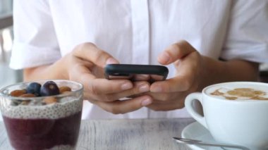 Kahve dükkanında cep telefonu kullanan Kadın Ellerinin Kapanışı