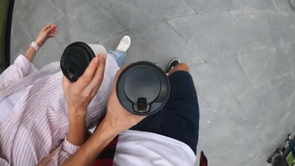 Пара прогулок вместе с кофе, чтобы выйти на улицу города — стоковое видео