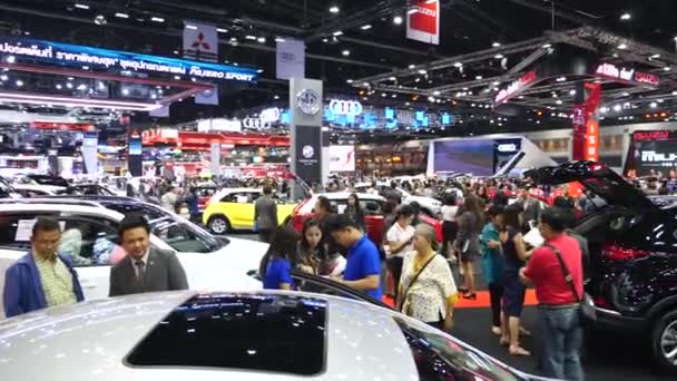 Persone al Salone Internazionale dell'Automobile. Salone dell'Auto. Mostra mercato automobilistico . — Video Stock